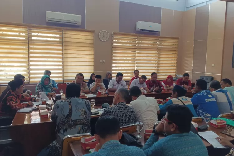 AUDIENSI - DPRD Kabupaten Pekalongan saat beraudiensi dalam rangka penyelesaian masalah hubungan kerja dan hubungan industrial yang menimpa ribuan karyawan PT Pismatex. (KONTENJATENG.COM/Arif Prayoga)