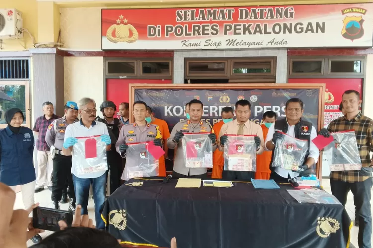 UANG PALSU - Kapolres Pekalongan, AKBP Wahyu Rohadi bersama jajarannya menunjukkan bukti uang palsu, saat gelar kasus di Mapolres Pekalongamn. (KONTENJATENG.COM/Arif Prayoga)