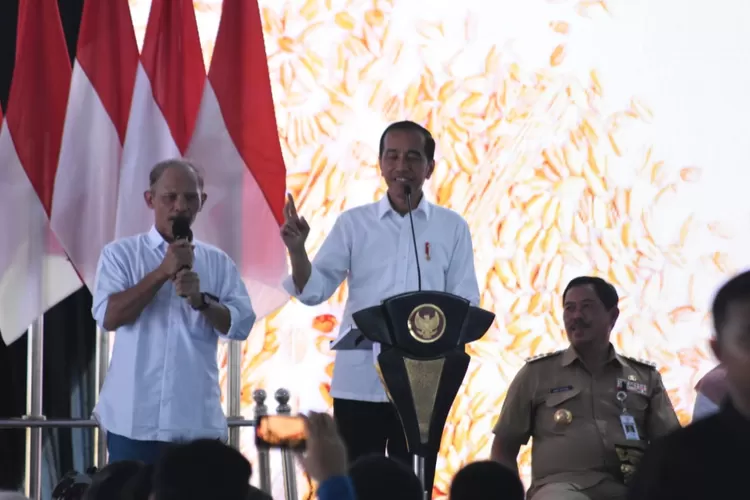 PUPUK - Salah satu petani saat diminta maju ke depan untuk memberikan informasi berkaitan dengan pupuk dan pengelolaan tanam padi oleh Presiden Jokowi.