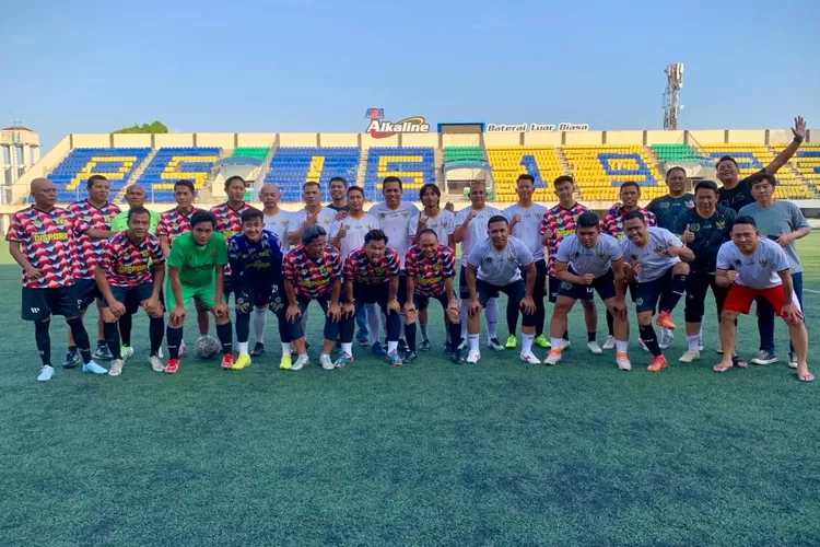 PERSAHABATAN - Tim PWI Jateng  bersama dengan Tim Dispora Kota Semarang, dalam laga persahabatan yang berlangsung di Stadion CItarum.