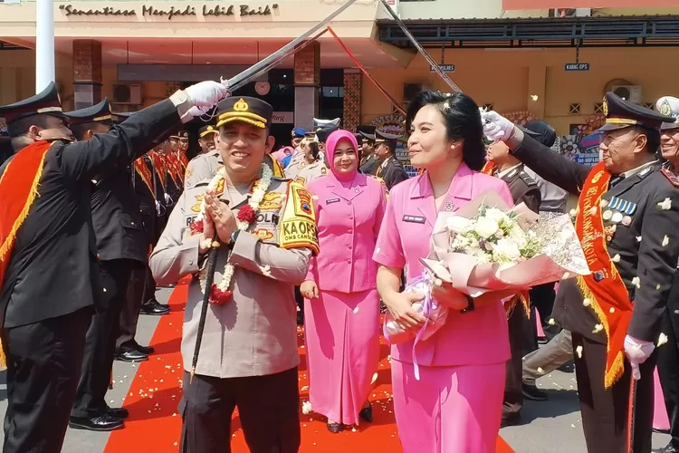 PEDANG PORA - AKBP A Recky B pindah tugas menjadi Kapolres Kebumen. Kepindahan tugasnya dilepas dengan upacara pedang pora, di Mapolres Pekalongan Kota, Kamis (21/12/2023). (KONTENJATENG.COM/Arif Prayoga)