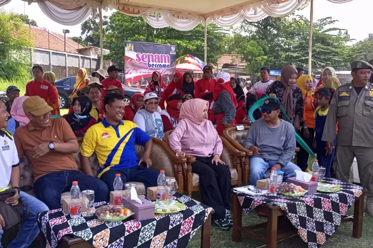 LOMBA SENAM - Bupati Pekalongan Fadia Arafiq saat menghadiri kegiatan lomba senam bersama dalam peringatan Hari Ibu di Lapangan Pekuncen, Wiradesa, Sabtu (23/12/2023).