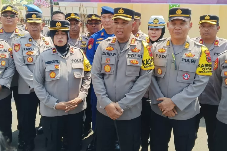 APEL - Kapolres Pekalongan Kota, AKBP Doni Prakoso Widamanto bersama jajarannya, usai apel kesatuan dan pisah sambut pejabat, beberapa waktu lalu. (KONTENJATENG.COM/Arif Prayoga)