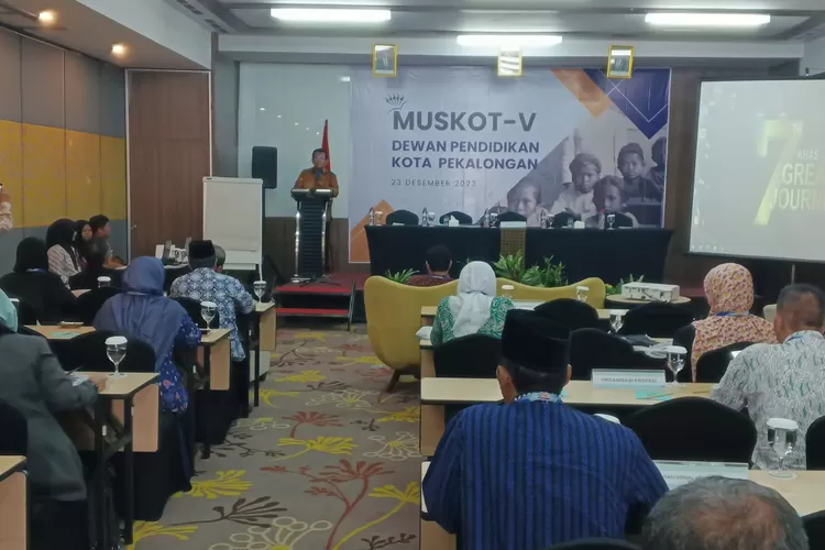 MUSKOT - Kepala Dinas Pendidikan (Disdik) Kota Pekalongan, Zainul Hakim  saat memberikan sambutan dalam Musyawarah Kota (Muskot) ke-V  Dewan Pendidikan Kota (DPK) Pekalongan. (KONTENJATENG.COM/Arif Prayoga)