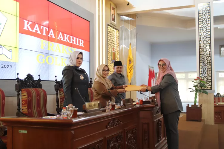 KATA AKHIR - Anggota DPRD Kabupaten Pekalongan, Nailul Hidayah usai membacakan Kata Akhir dari Fraksi Golkar saat Rapat Paripurna dalam rangka penetapan Perda tentang pembentukan susunan perangkat daerah Kabupaten Pekalongan.