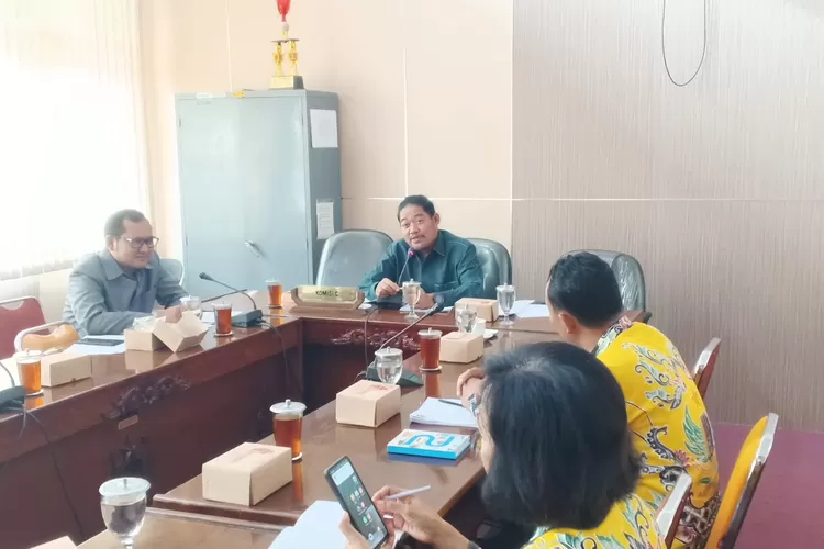 RAPAT - Badan Pembentukan Peraturan Daerah (Bapemperda) DPRD Kabupaten Pekalongan saat menggelar rapat bersama dengan organisasi perangkat daerah terkait, Rabu (27/12/2023). (KONTENJATENG.COM/Arif Prayoga)