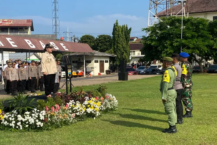 Walikota Semarang, Hevearita Gunaryanti Rahayu menghadiri Apel Pergeseran Pasukan Pengamanan Tahap Pungut dan Hitung Suara Pemilu 2024 Operasi Mantap Brata Candi di Polrestabes Semarang, Selasa (13/2/2024).