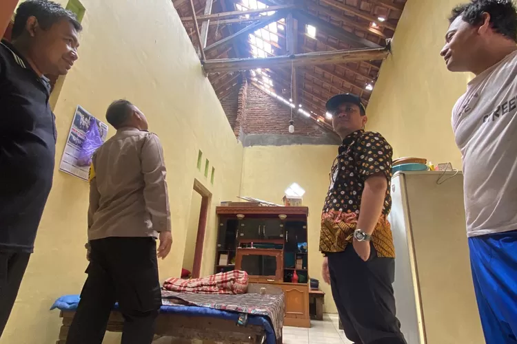 TINJAU : Wali Kota Pekalongan, Achmad Afzan Arslan Djunaid bersama sejumlah pejabat terkait, saat meninjau lokasi rumah warga yang mengalami rusak akibat angin puting beliung, Rabu (13/3/2024). (KONTENJATENG.COM)