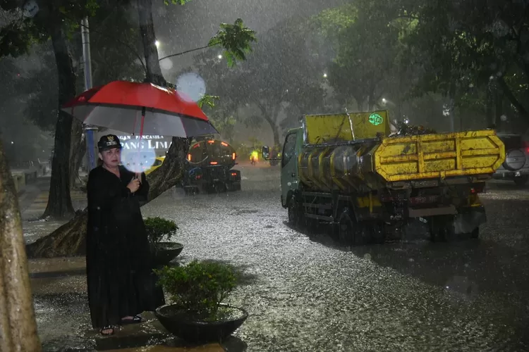 Walikota Semarang Hevearita G Rahayu saat melakukan tinjauan banjir di sejumlah titik banjir di Kota Semarang, Rabu 13 Maret 2024 malam.