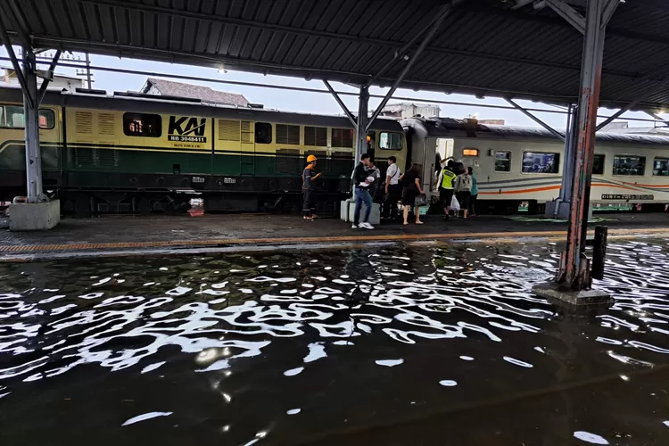 Stasiun Semarang Tawang Banjir, KAI Daop 4 Alihkan Pelayanan Penumpang