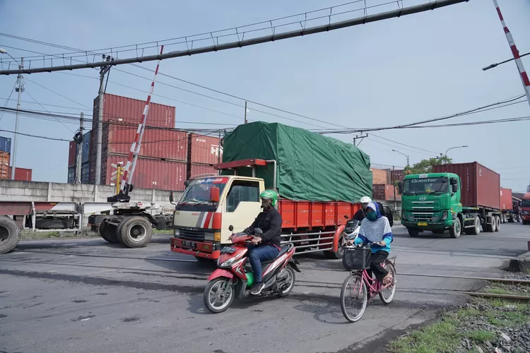 Kecelakaan Truk dengan Kereta Api Sering Terjadi di Perlintasan Sebidang