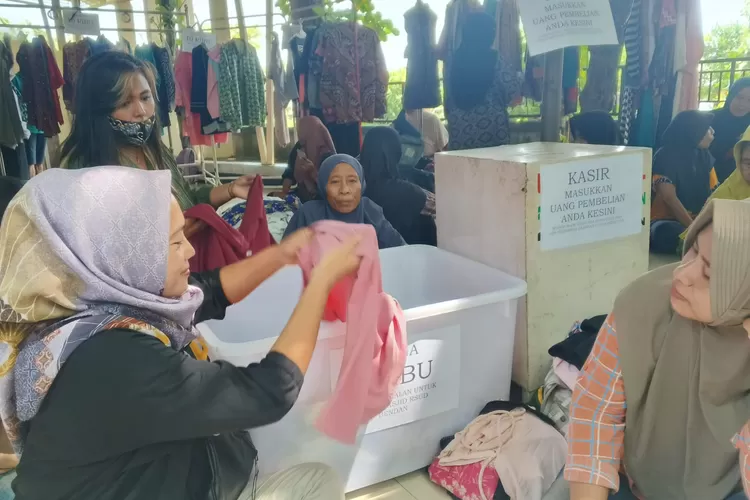 HARGA MIRING : Pakaian pantas pakai dan sepatu bekas dijual dengan harga mirng Rp2.000 hingga Rp15.000 dan Rp20.000 hingga Rp100.000, di Bazar Ramadan 2024 RSUD Bendan. (KONTENJATENG.COM/Arief Prayoga)