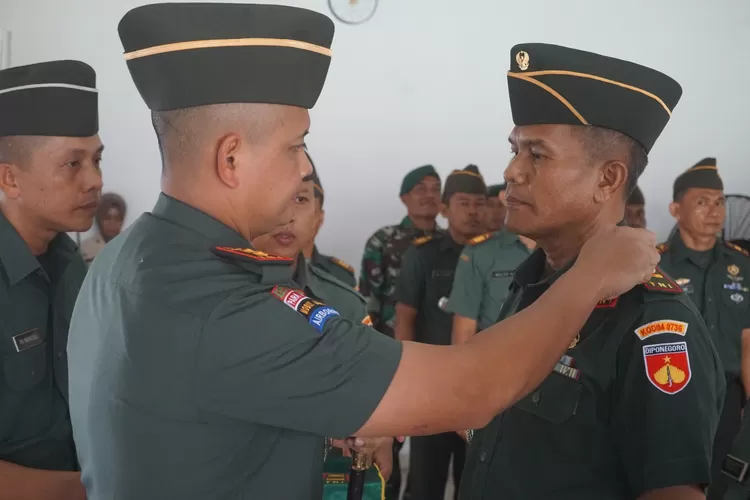 PANGKAT : Dandim 0736/Batang, Letkol Inf Ahmad Alam Budiman saat secara simbolis memberikan kenaikan pangkat kepada 13 anggota TNI yang bertugas di bawah kepemimpinannya.