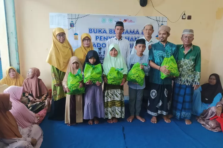 BAGIKAN : Pimpinan Ranting Muhammadiyah (PRM) dan Pimpinan Ranting Aisyiyah (PRA) Rowoyoso, Kecamatan Wonokerto, Kabupaten Pekalongan menggelar kegiatan buka bersama sekaligus berbagi kepada sesama yang membutuhkan melalui ''Kado Ramadan''. (KONTENJATENG.COM/Arif Prayoga)
