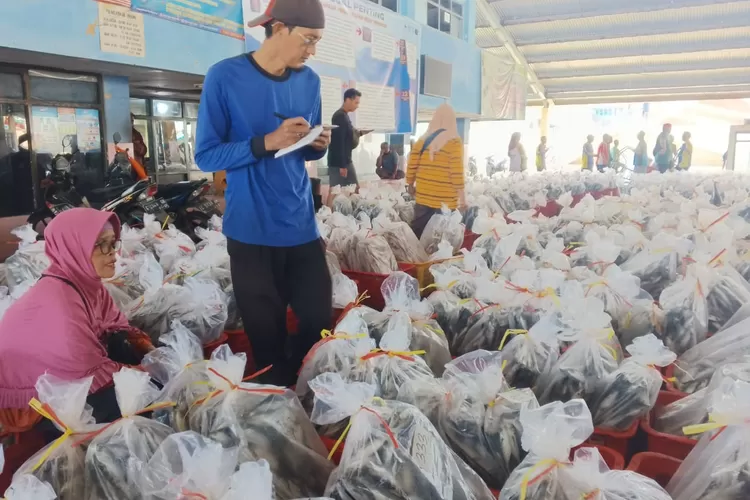 LELANG : Kegiatan pelelangan ikan yang ada di TPI Kota Pekalongan. (KONTENJATENG.COM/Arif Prayoga)