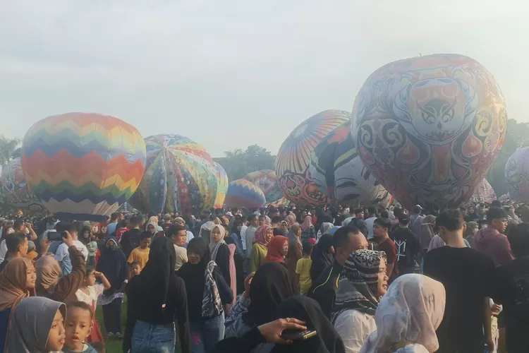 FESTIVAL : Masyarakat Kota Pekalongan saat datang berbondong-bondong ke Lapangan Mataram untuk menyaksikan Festival Balon Udara Tambat, di Lapangan Mataram, Rabu 17 April 2024. (KONTENJATENG.COM/Arif Prayoga)