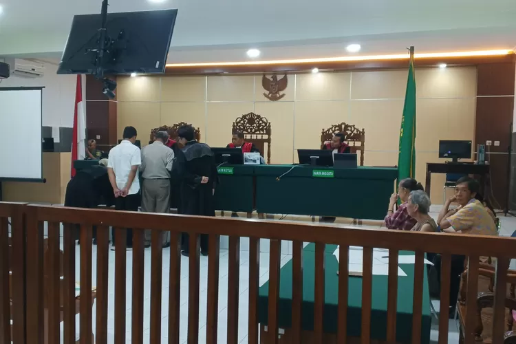 SENGKETA : Sidang lanjutan perkara sengketa tanah dengan terdakwa Lanny Setywati dan ketiga anaknya melawan penggugat Felly Anggraini Tandapranata kembali digelar di PN Pekalongan. (KONTENJATENG.COM/Arif Prayoga)