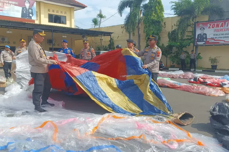 BUKTI : Kapolres Pekalongan Kota, AKBP Doni Prakoso Widamanto saat memeriksa dan menunjukkan barang bukti balon udara liar yaang berhasil disita jajaran petugasnya. (KONTENJATENG.COM/Arif Prayoga)