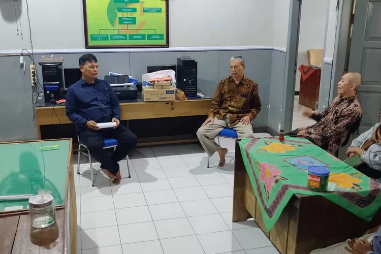 NASABAH : Beberapa orang nasabah BMT Nurussa'adah saat bertemu dan mendatangi  pengurus, di kantor yang berada di Desa Samborejo, Kecamatan Tirto, Kabupaten Pekalongan.