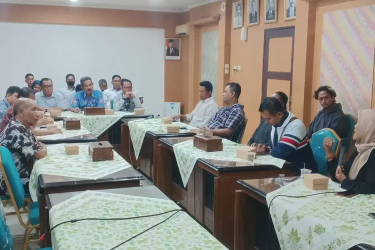 AUDIENSI : Pemkot Pekalongan menggelar audiensi sekaligus mencari solusi atas pengaduan warga terkait masalah air bersih di Kelurahan Panjang Wetan. (KONTENJATENG.COM/Arif Prayoga)