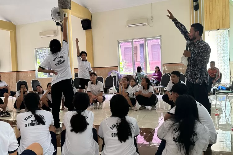 Tanamkan Jiwa Kepemimpinan, SMA Sint Louis Gelar LDK Hadirkan Narasumber Akademisi USM