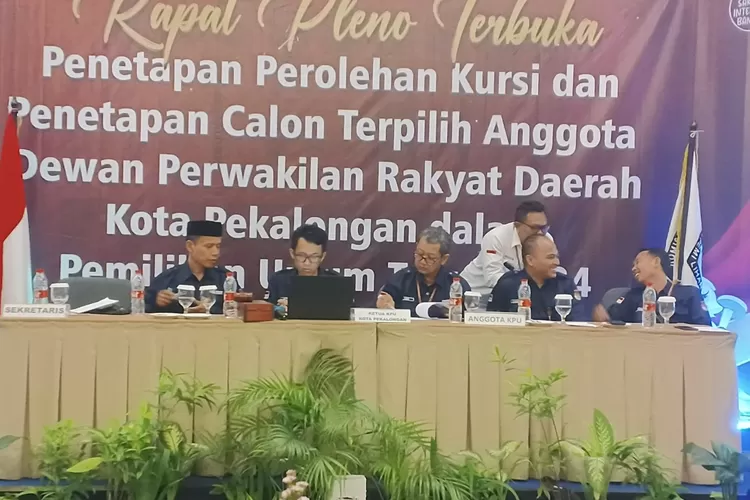 PENETAPAN : KPU Kota Pekalongan menggelar Rapat Pleno terbuka untuk penetapan perolehan kursi dan calon terpilih dalam Pileg 2024 DPRD Kota Pekalongan. (KONTENJATENG.COM/Arif Prayoga)