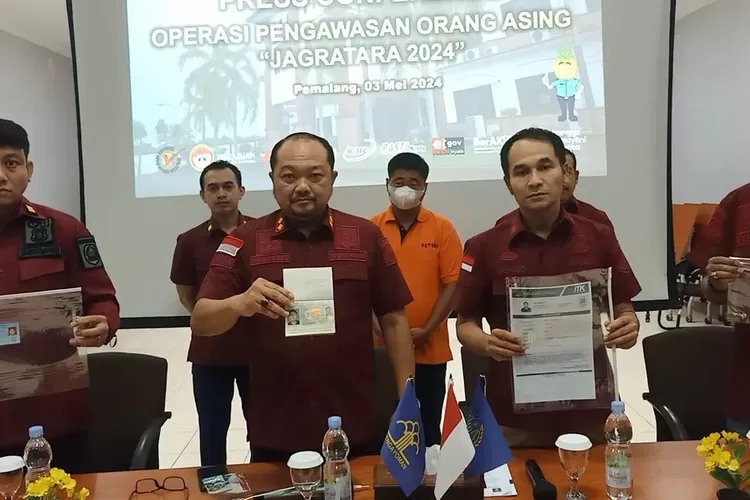 TANGKAP : Tim Imigrasi Kelas I Non TPI Pemalang menangkap WNA dari Tiongkok bernama Fu Zeliang karena melanggar izin tinggal di Indonesia.