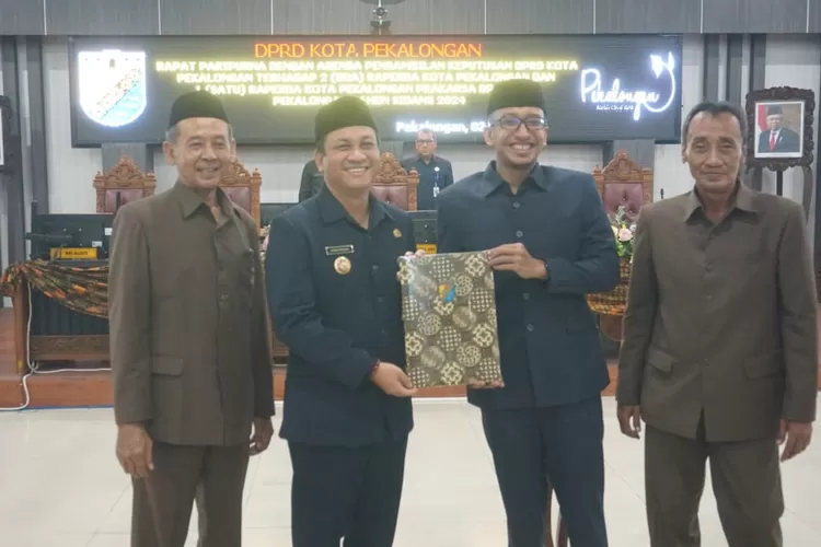PERDA : DPRD Kota Pekalongan bersama dengan Pemkot Pekalongan menyetujui 3 Rancangan Peraturan Daerah (Raperda) Kota Pekalongan menjadi Perda.