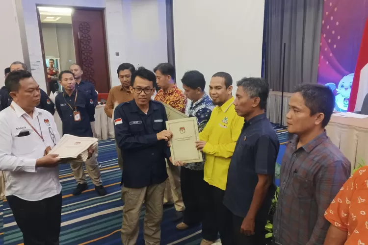 PENETAPAN : KPU Kota Pekalongan menetapkan perolehan kursi, kemudian juga menetapkan 35 Anggota DPRD Kota Pekalongan Terpilih Periode 2024-2029 dalam Pemilu 2024, pada saat Rapat Pleno Terbuka. (KONTENJATENG.COM/Arif Prayoga)