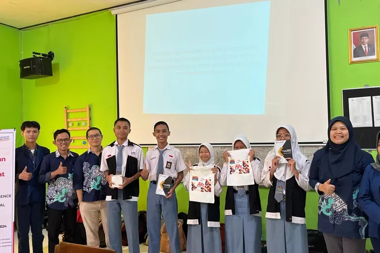 40 Siswa SMKN 3 Kendal Ikuti Pelatihan Peningkatan AI di FTIK USM