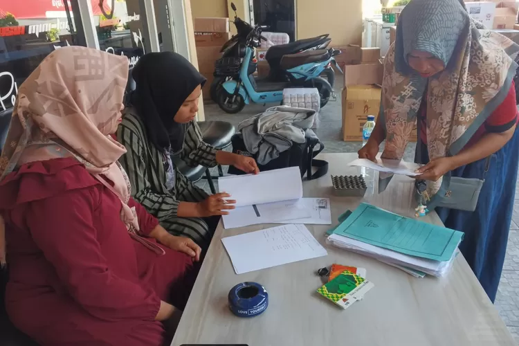 PENDATAAN : Nasabah KSPPS BMT Mitra Umat Pekalongan saat melakukan pendataan rekening tabungan, simpanan, dan deposito untuk diserahkan kepada pihak manajemen. (KONTENJATENG.COM/Arif Prayoga)