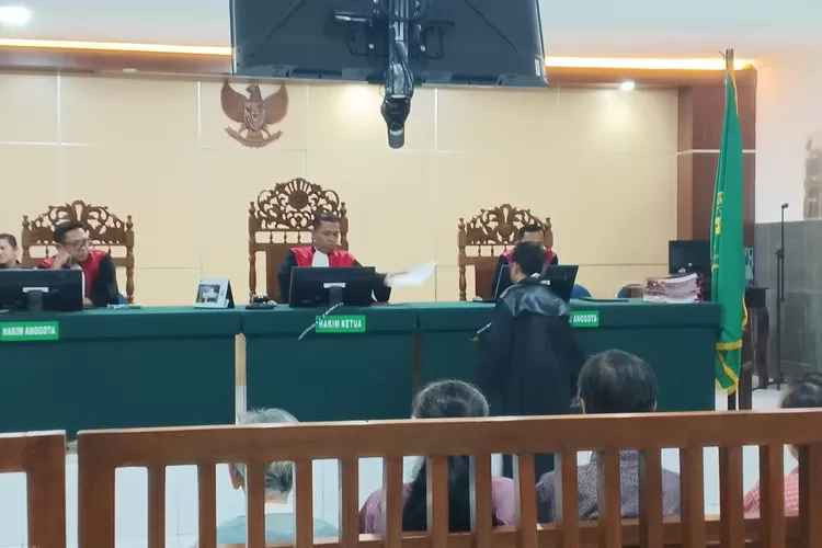 MELIHAT : Kuasa Hukum Terdakwa Kasus Sengketa Tanah, Nasokha, saat mendekat kepada hakim untuk melihat keterangan ahli yang termuat dalam BAP. (KONTENJATENG.COM/Arif Prayoga)