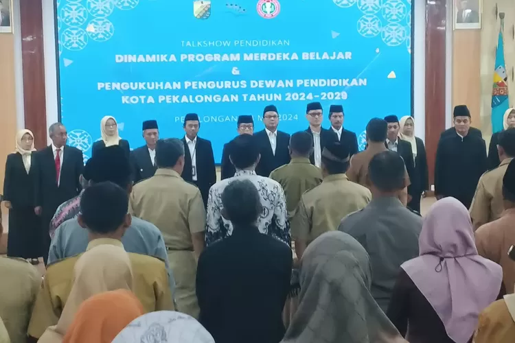 PELANTIKAN : Wali Kota Pekalongan, HA Afzan Arslan Djunaid melantik dan mengukuhkan para Pengurus Dewan Pendidikan Kota Pekalongan Periode 2024-2029. (KONTENJATENG.COM/Arif Prayoga)