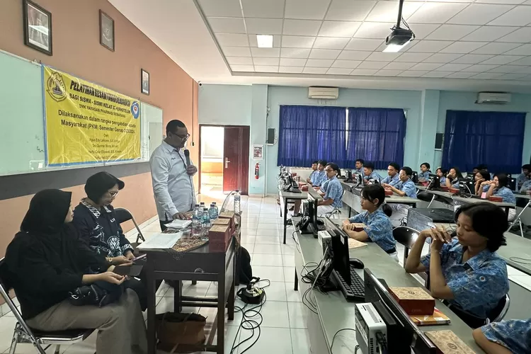 Dukung Peningkatan Attitude, Dosen USM Gelar Kesantunan Berbahasa Bagi Siswa SMK Pharmasi