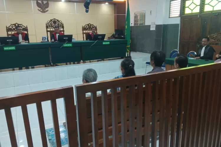 SAKSI ; Dua orang saksi meringankan dari para terdakwa sengketa tanah di Jalan Kartini, Kauman, Kota Pekalongan dihadirkan dalam sidang lanjutan di PN Pekalongan. (KONTENJATENG.COM/Arif Prayoga)