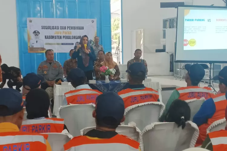 JUKIR : Pemkab Pekalongan tunjukkan kepedulian terhadap nasib para juru parkir (Jukir) yang tersebar di seluruh wilayah Kota Santri. (KONTENJATENG.COM/Arif Prayoga)