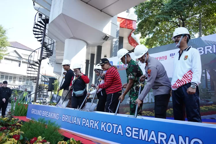 Wali Kota Semarang, Hevearita Gunaryanti Rahayu memimpin kegiatan groundbreaking peningkatan fasilitas publik Taman Brillian Park di Simpang Eka Karya Jalan Pandanaran Semarang, Jumat (17/5/2024). 