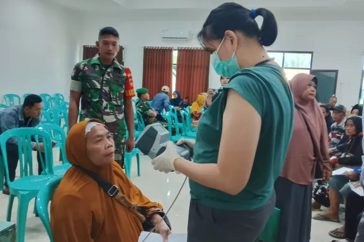 BHAKTI SOSIAL : Jajaran satuan Kodam IV/Diponegoro dan Yayasan Lentera Mata Indah gelar bhakti sosial operasi katarak gratis bagi masyarakat pra sejahtera. (KONTENJATENG.COM/Arif Prayoga)