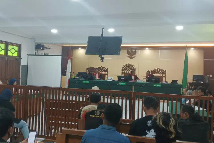 SAKSI : Sidang kasus pidana di PN Pekalongan saat mendengarkan keterangan Saksi Ahli Prof Dr Hamidah Abdurrachman, yang merupakan Pakar Hukum Pidana. (KONTENJATENG.COM/Arif Prayoga)