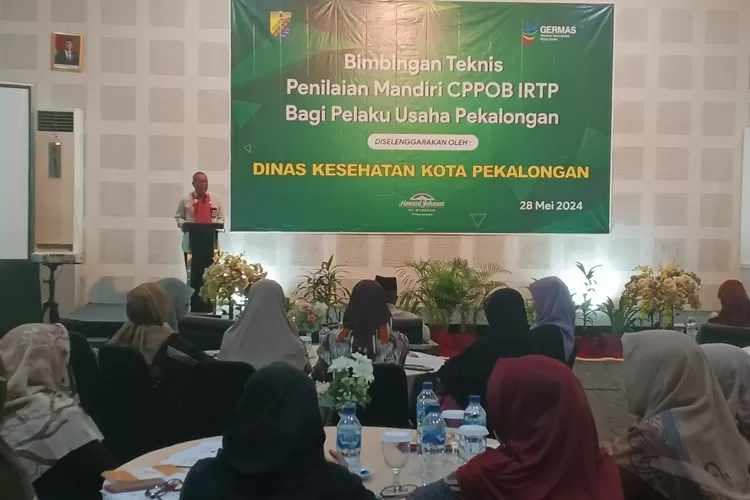 BIMTEK : Dinkes Kota Pekalongan menggelar kegiatan Bimtek Penilaian Mandiri penerapan Cara Produksi Pangan Olahan yang Baik (CPPOB) bagi 60 pelaku Industri Rumah Tangga Pangan (IRTP). (KONTENJATENG.COM/Arif Prayoga)