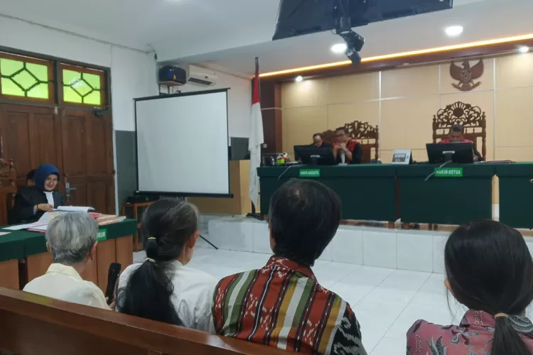 SIDANG : Keempat terdakwa dalam sidang sengketa tanah di Jl RA Kartini, saat diminta keterangan oleh Jaksa Penuntut Umum di PN Pekalongan. (KONTENJATENG.COM/Arif Prayoga)