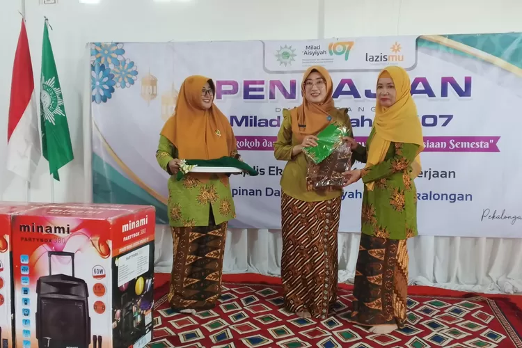 CINDERAMATA : Ketua Pimpinan Daerah Aisyiyah (PDA) Kota Pekalongan, Rita Rahmawati saat menyerahkan cindera mata kepada Ketua TP PKK Kota Pekalongan, Inggit Soraya di pengajian rutin triwulan Aisyiyah. (KONTENJATENG.COM/Arif Prayoga)