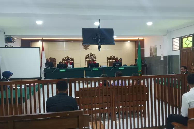 TUNTUTAN : Keempat terdakwa yakni Lanny Setyawati (74) dan tiga anaknya yaitu Titin Lutiarso, Haryono serta Lilyana saat sidang tuntutan di PN Pekalongan. (KONTENJATENG.COM/Arif Prayoga)