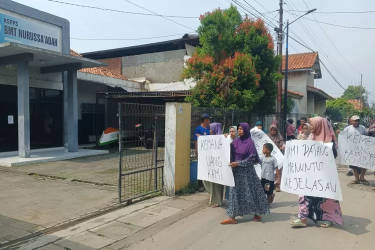 GERUDUK : Para nasabah saat datang menggeruduk kantor BMT Nurussa'adah di daerah Tirto, belum lama ini. (KONTENJATENG.COM/Arif Prayoga)
