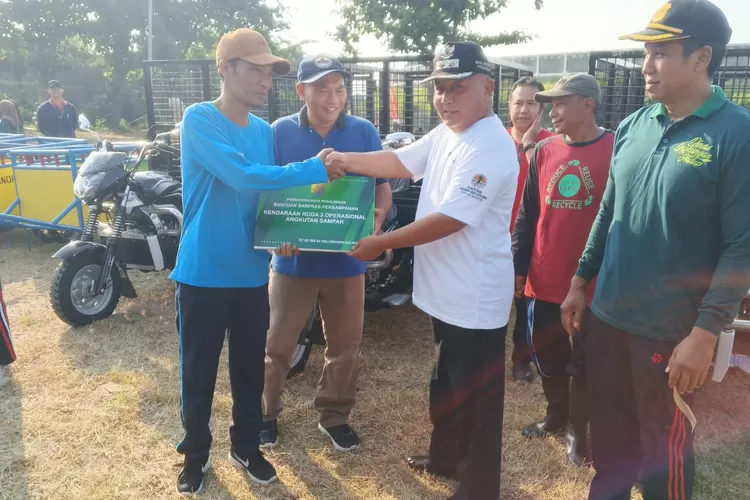 BANTUAN : Wakil Wali Kota Pekalongan, H Salahudin saat menyerahkan bantuan sarpras persampahan berupa kendaraan roda 3 untuk operasional angkutan sampah, di Stadion Hoegeng. (KONTENJATENG.COM/Arif Prayoga)