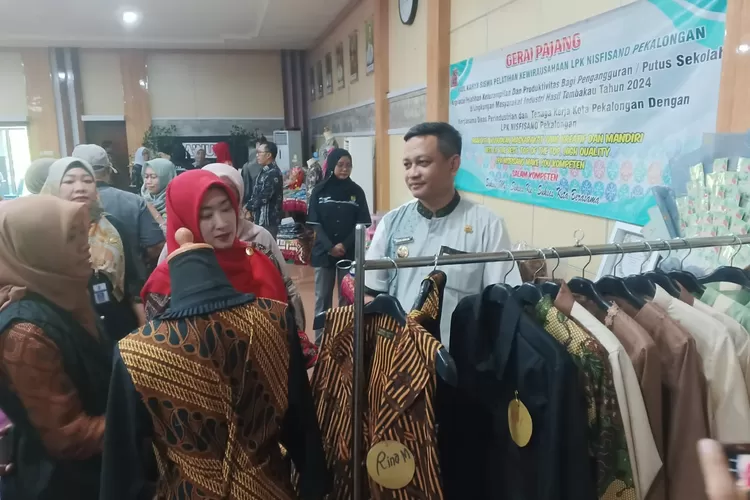 TINJAU : Wali Kota Pekalongan Achmad Afzan Arslan Djunaid, didampingi isteri sekaligus Ketua Dekranasda Kota Pekalongan Inggit Soraya saat meninjau hasil karya peserta pelatihan keterampilan kerja. (KONTENJATENG.COM/Arif Prayoga)