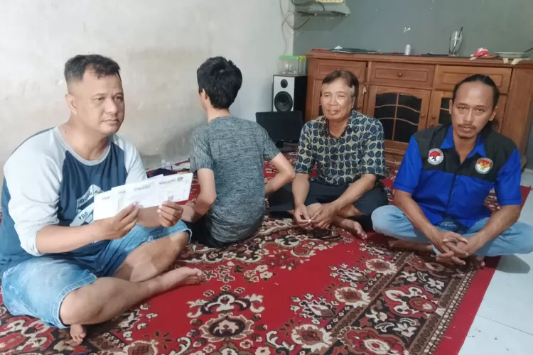 PENDAMPINGAN : LBH Adhyaksa saat mendatangi kediaman TT, remaja berusia 15 tahun yang yatim piatu dan rumahnya hendak disita bank karena sebelumnya menjadi jaminan utang oleh kedua orangtuanya yang telah meninggal dunia. (KONTENJATENG.COM/Arif Prayoga)