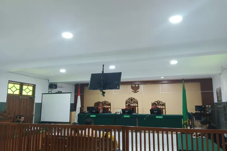 SIDANG : Jaksa Penuntut Umum (JPU) saat membacakan kembali tuntutan kepada para terdakwa saat sidang beragenda replik atas kasus sengketa lahan dan bangunan di Jalan RA Kartini. (KONTENJATENG.COM/Arif Prayoga)