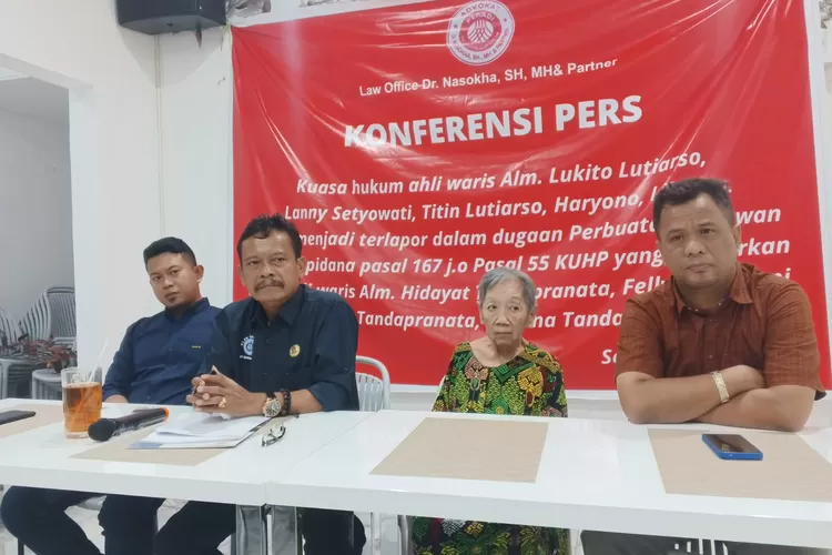 KONFERENSI PERS : Kuasa Hukum Terdakwa, Nasokha bersama tim dan terdakwa Lanny Setyawati (74) saat menggelar konferensi pers. (KONTENJATENG.COM/Arif Prayoga)