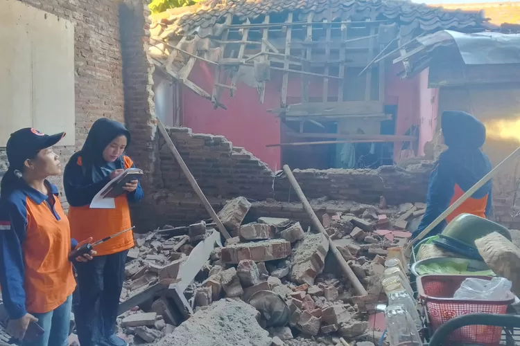 DINDING RUSAK : Rumah milik Daryumi (67), warga RT 4 RW 4 Desa Lebo, Warungasem, Batang mengalami kerusakan sedang dimana dinding dapur rumahnya ambruk saat gempa bumi beberapa waktu lalu. (KONTENJATENG.COM/Arif Prayoga)